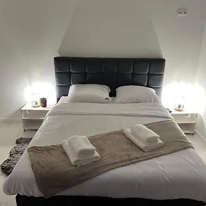 Prachtige In Centrum Met Badkamer ! , Brugge België